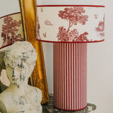 OCTAVEO – Lampe à poser rayures et toile de Jouy rouge bordeaux