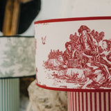 OCTAVEO – Lampe à poser rayures et toile de Jouy rouge bordeaux