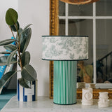 OCTAVEO – Lampe à poser rayures et toile de Jouy vertes